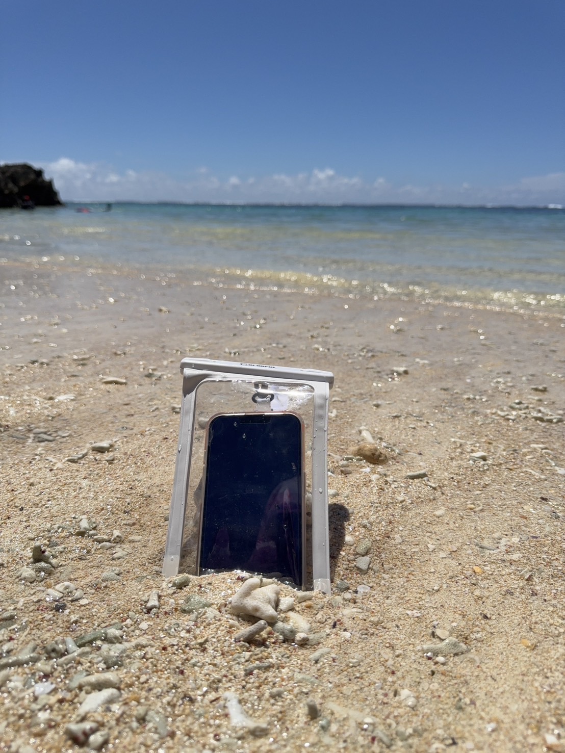 ビーチでスマホ防水ホルダーを使用している様子