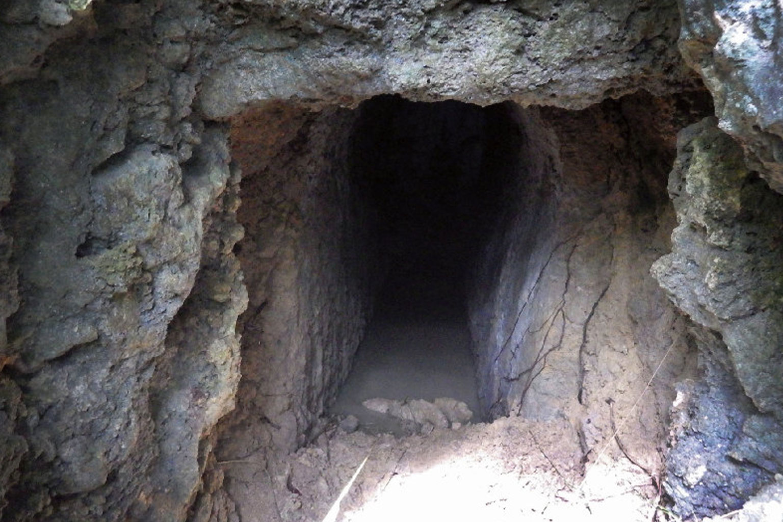 牧山陣地壕の内部構造と石灰岩を削って作られた壕の様子