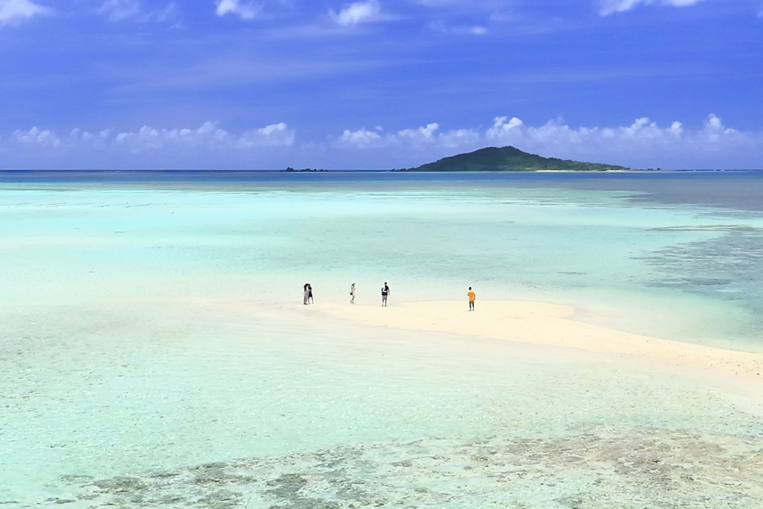 大潮の干潮時にだけ現れる白い砂の道。透明度の高い冬の海に浮かぶ砂州の美しい光景