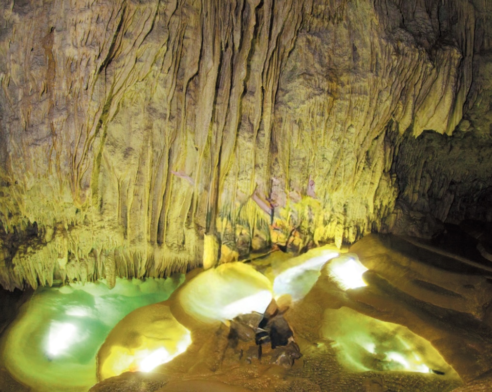 カボチャ型鍾乳石が美しいパンプキンホールの神秘的な内部