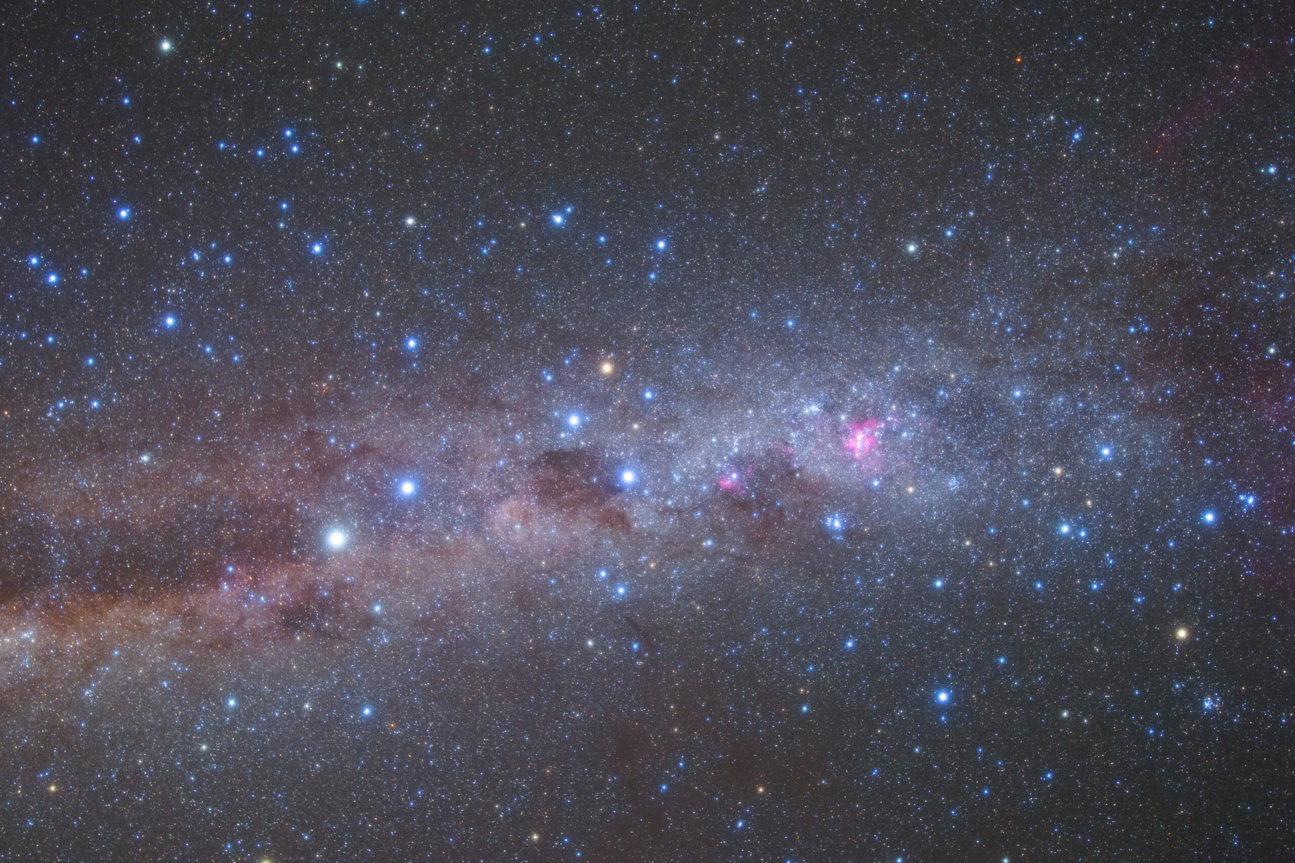 与那覇前浜ビーチの夜空に輝く南十字星と天の川、白い砂浜とのコントラスト