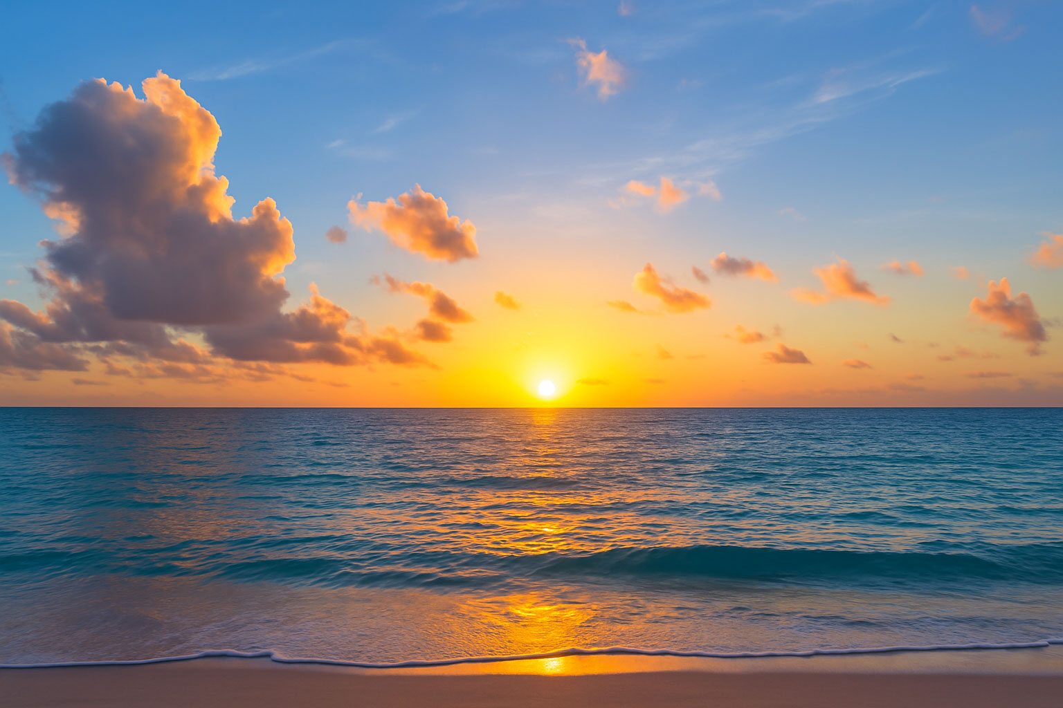 宮古島の朝日が海面に映る美しい景色