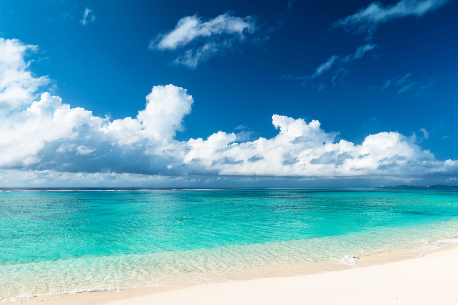 早朝の宮古島の海が神秘的な青色に輝く様子